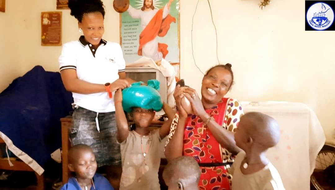 REACHING OUT TO HOMES WITH FOOD .