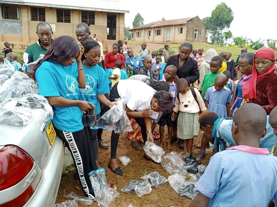 BUY A SCHOOL SHOES 2 OUT REACH .