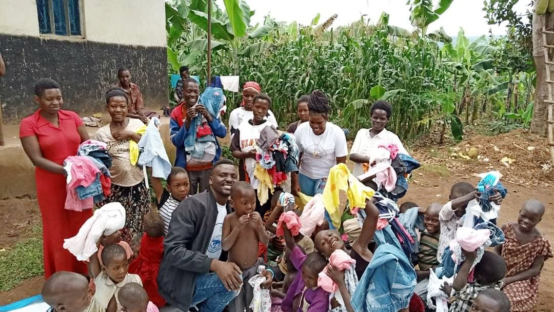 CHRISTMAS MISSIONS TO FAMILIES .