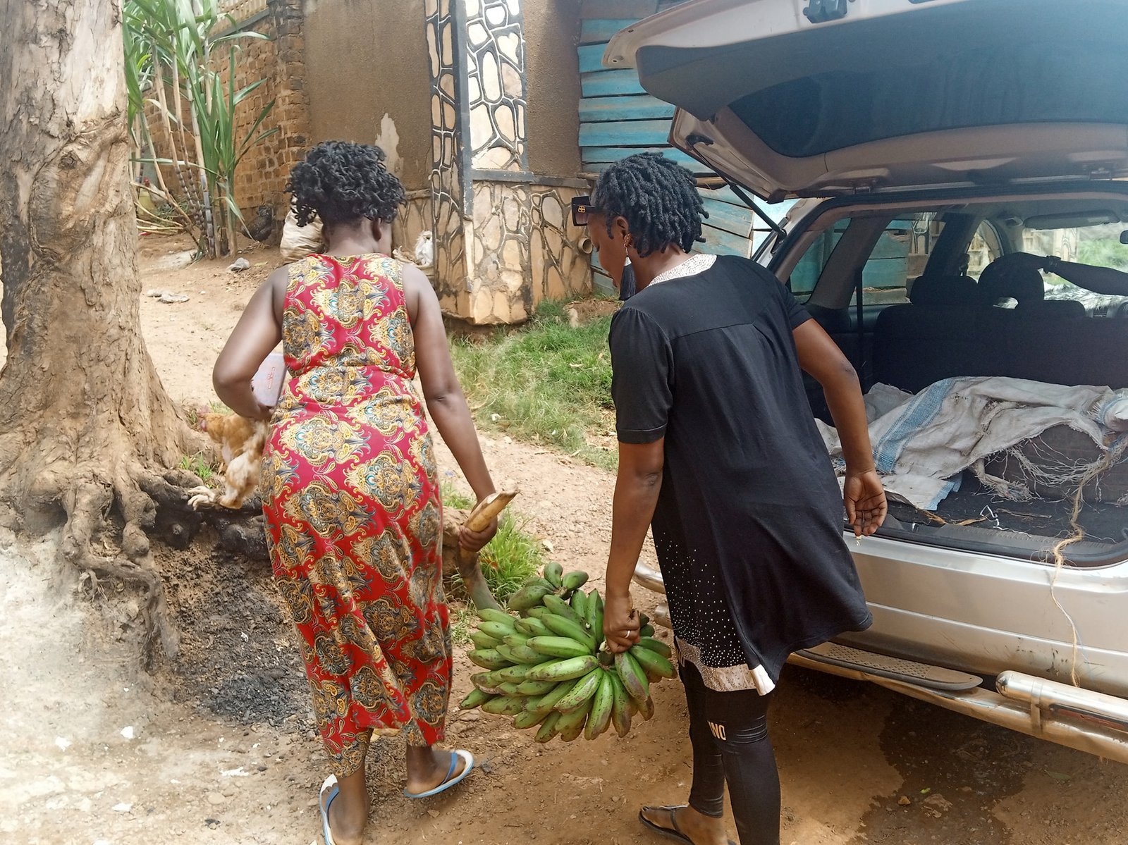 A MOTHER OF ONE RECEIVES FOOD WITH JOY .