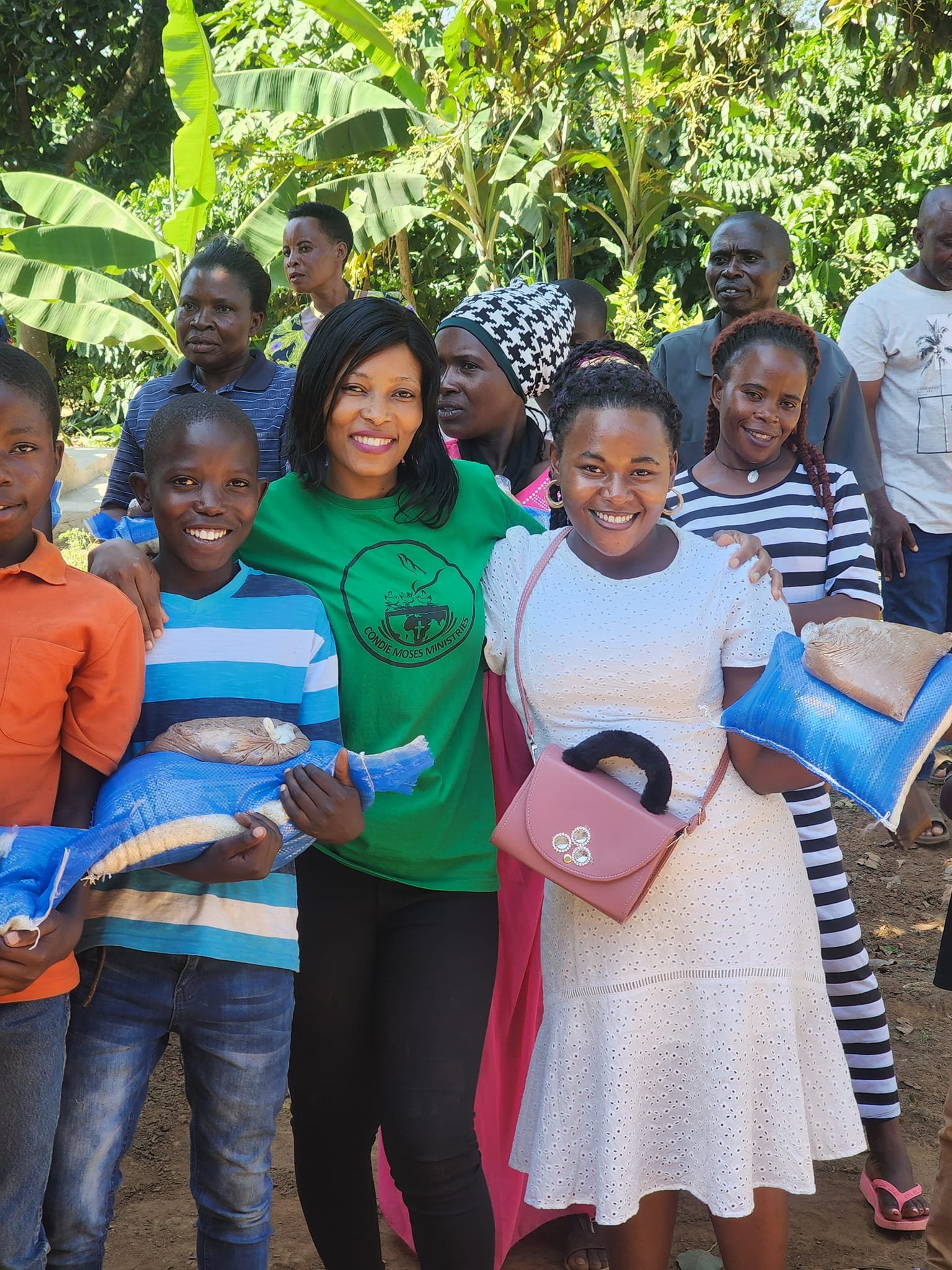 30 HOMES BLESSED WITH THE GOSPEL AND GIVING !!!
